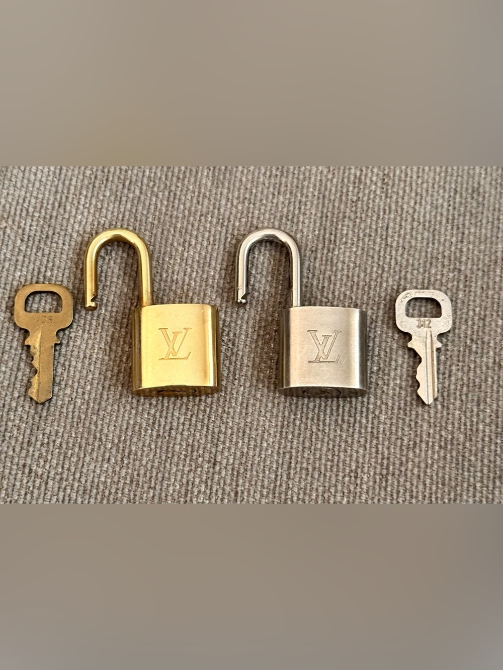 Bundle set of Authentic LV lock set
